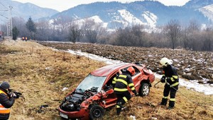 Desivá nehoda pri Ružomberku. Na železničnom priecestí sa zrazil vlak s autom