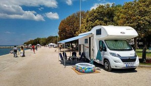 Česi zaparkovali karavan rovno na promenáde. Chorváti sú rozčúlení