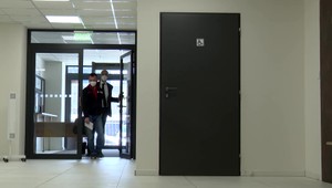 Strelec chodil pravidelne strieľať na rodinný dom. Zbraň náhodou našiel v pivnici svojho domu