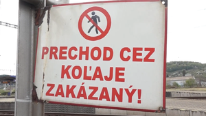 Vlak zachytil cyklistku na zakázanom priechode, žena zrážku neprežila