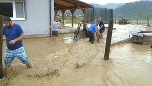 V Bánovciach voda ohrozuje ľudí i obydlia