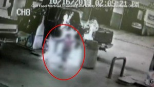 HRÔZOSTRAŠNÉ VIDEO. Muž si pri tankovaní podpálil ženu