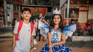 To je ale nádhera: Tínedžerka sa stala hviezdou plesu v šatách, ktoré jej ušil brat