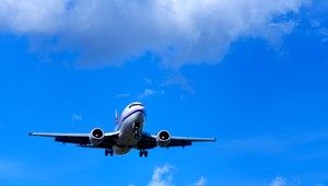 Aerolinky museli prerušiť let pre problém s toaletou. Nepomohlo ani 85 inštalatérov na palube