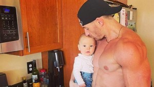 Kulturista sa pochválil čím kŕmi svojho syna, matky ho nešetrili: Čo poviete na ten jedálniček?