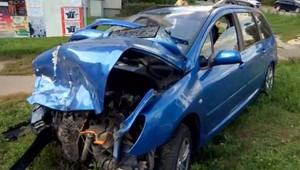 Kolízia na križovatke. Nehoda zmenila auto na vrak