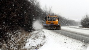 Horami bude lomcovať búrlivý vietor. Na cestách opatrne