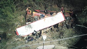 5 mŕtvych a 53 zranených po páde autobusu do rokliny