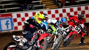 Fanúšikovia v Poľsku sa vynašli. Tribúnu "rozšírili" plošinami