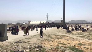 Prezident Joe Biden za svojím rozhodnutím opustiť Afganistan stojí. Z krajiny sa snažia dostať tisícky Afgancov