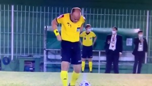 Hlavný rozhodca sa pomočil v stredovom kruhu tesne pred výkopom