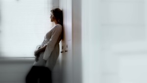 Sexuchtivý muž (48) vytiahol na manželku samopal