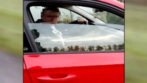 Video, na ktorom vodič vulgárne nadáva cyklistovi má dohru. Na hrádzi pribudnú zábrany