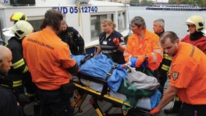 Legendárny český herec sa topil vo Vltave, bojuje o život