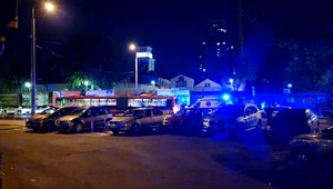 Večernými ulicami sa niesol krik agresívnej ženy. Odmietla aj ošetrenie