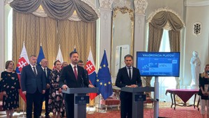 Hrozba štrajkov je podľa odborárov zažehnaná. Učitelia dostanú od januára desať percent k platu