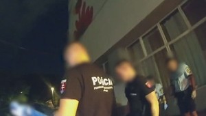 Pred očami policajtov napadol partnerku. Ťahal ju za vlasy a udieral do tváre