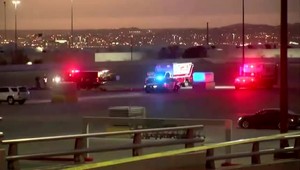 Muž podozrivý zo zabitia 20-ročnej ženy zabil aj novinára a 9-ročné dievča