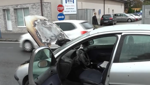 Strašný okamih v Humennom: Auto začalo horieť počas jazdy v blízkosti hasičskej stanice