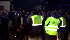 Bitka v osade. Vzduchom lietali sekery, kamene a polená