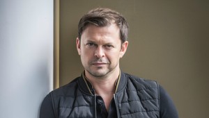 Kvôli seriálu Za sklom 2 sa musel poriadne zmeniť: Alexandra Bártu ste takto ešte nevideli!