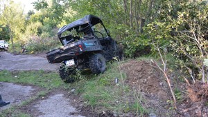 Za volant štvorkolky si sadol iba 11-ročný chlapec. S kamarátom skončili v strome