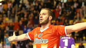 Príkladná fair-play! Neskóroval, lebo súper ležal na zemi