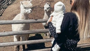 Má len 7 mesiacov a mama ju oblieka do tých najluxusnejších značiek: Z šatníka tohto slovenského bábätka odpadnete!