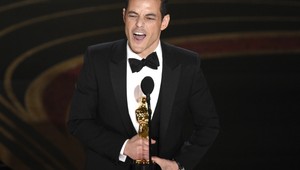 Rami Malek spadol po udeľovaní Oscarov z pódia! Čo sa presne stalo?