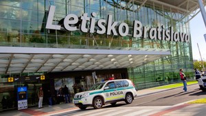 Na bratislavskom letisku chytili Indov s falošnými dokladmi a prevádzačku
