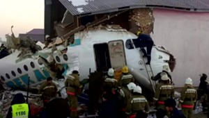 Pád lietadla v Kazachstane neprežilo najmenej 15 ľudí, stroj skončil v budove