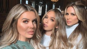 SELFIE mamy s dcérami vyvolala ošiaľ: Tipli ste si správne, ktorá z nich to je?