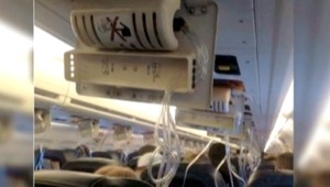 Lietadlo núdzovo pristálo, v kabíne prudko klesol tlak