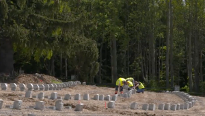 Rekonštrukciu jedného z najväčších vojenských cintorínov museli náhle prerušiť