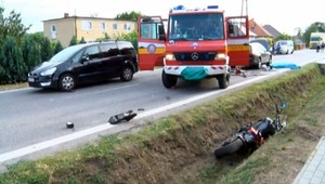 Motorkár vrazil do auta a spadol pod kolesá ďalšieho idúceho auta