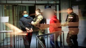 Mladík (15) sa vlámal do domu. Majiteľovi tvrdil, že hľadá prácu!