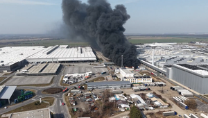 Plamene zachvátili pneuservis pri automobilke. Dym bolo vidieť na kilometre