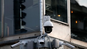 Politici chcú obmedziť používanie systému na rozpoznávanie tvárí. Znepokojenie vyvoláva využívanie databáz