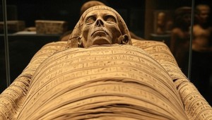 Nahliadli do staroegyptskej múmie: Jej obsah šokoval vedcov