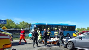 Zrážka autobusu a áut paralyzovala výjazd z Piešťan. Zranených je viacero ľudí
