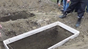 Krutá realita obcí na východe Slovenska. Spolu s bratom vykopali hrob vlastnej mame