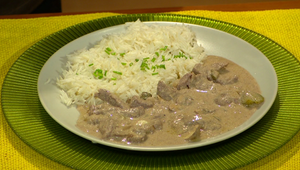 Hovadzí stroganov s dusenou ryžou