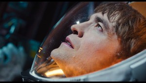 Opakované zomieranie ako súčasť vašej práce? Robert Pattinson to prežíva v bláznivej sci-fi komédii