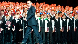 Vladimir Putin ako Dedo Mráz. Obdaroval dve školáčky