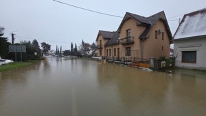 Kvôli povodniam sú uzavreté cesty a prerušili vlakovú dopravu. V okresoch platí 3. stupeň výstrahy