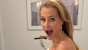 Seriálová hviezda provokuje! Šaty s vulvou, striebrom vyšívané, ale kvet to nie je...