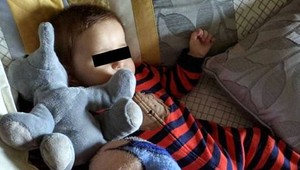 Muž uniesol dvojmesačného chlapčeka a nechal ho pod nadjazdom