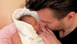 Leoš Mareš v náručí s dcérkou