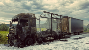 Požiar kamióna s elektrobicyklami zablokoval diaľnicu D2