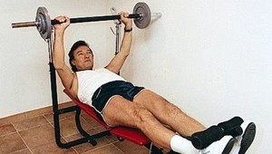 Karel Gott (72) v šortkách! Takto makal v posilňovni...